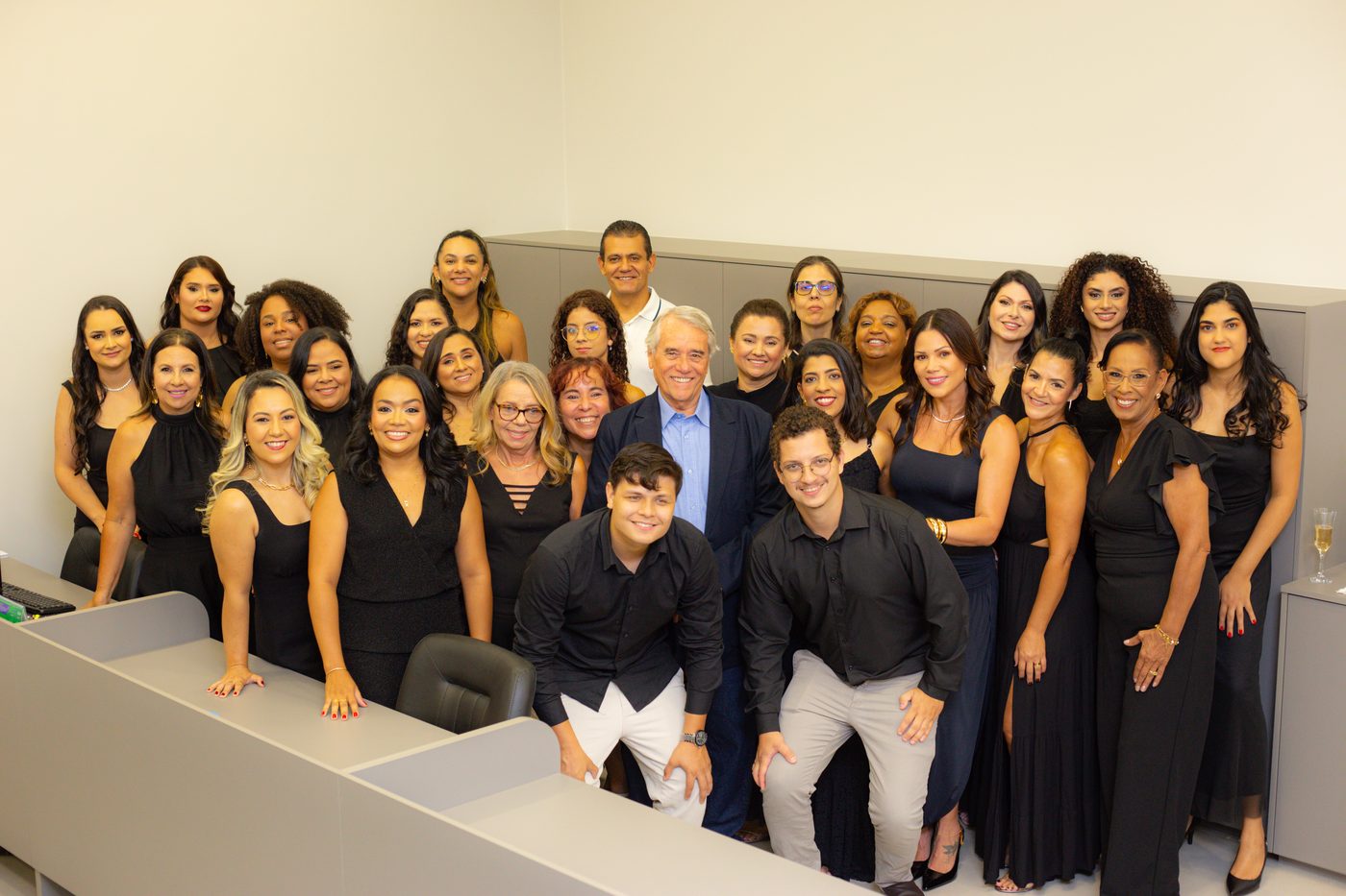 Equipe da Contábil Assessoria Empresarial reunida no escritório